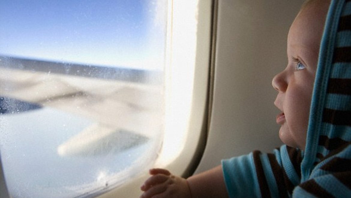 תינוק בטיסה